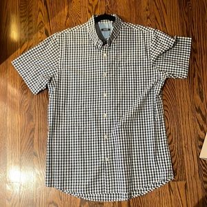 men’s Izod short sleeve button down shirt.